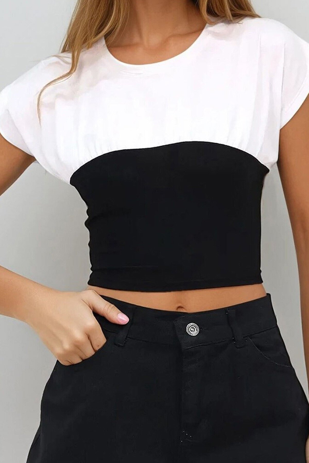 Beyaz Siyah Bisiklet Yaka Renk Bloklu Bluz