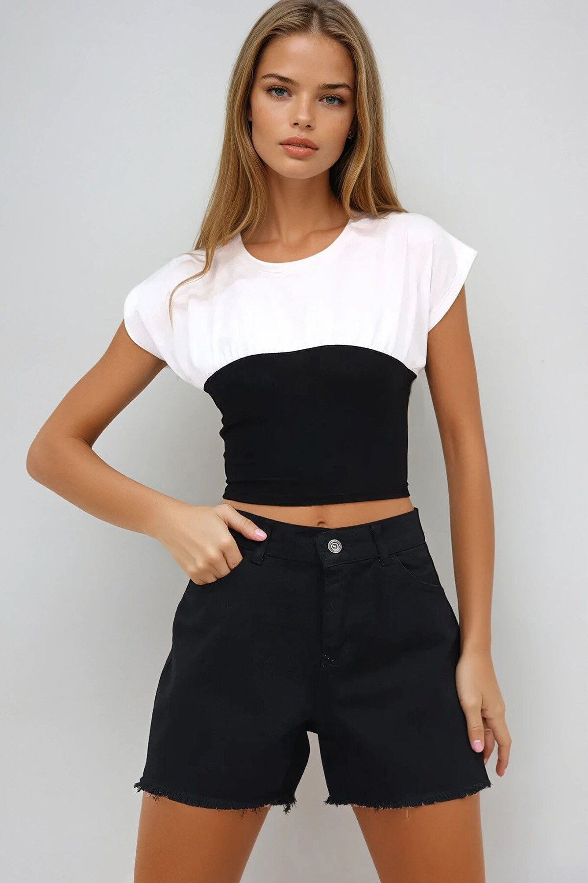 Beyaz Siyah Bisiklet Yaka Renk Bloklu Bluz