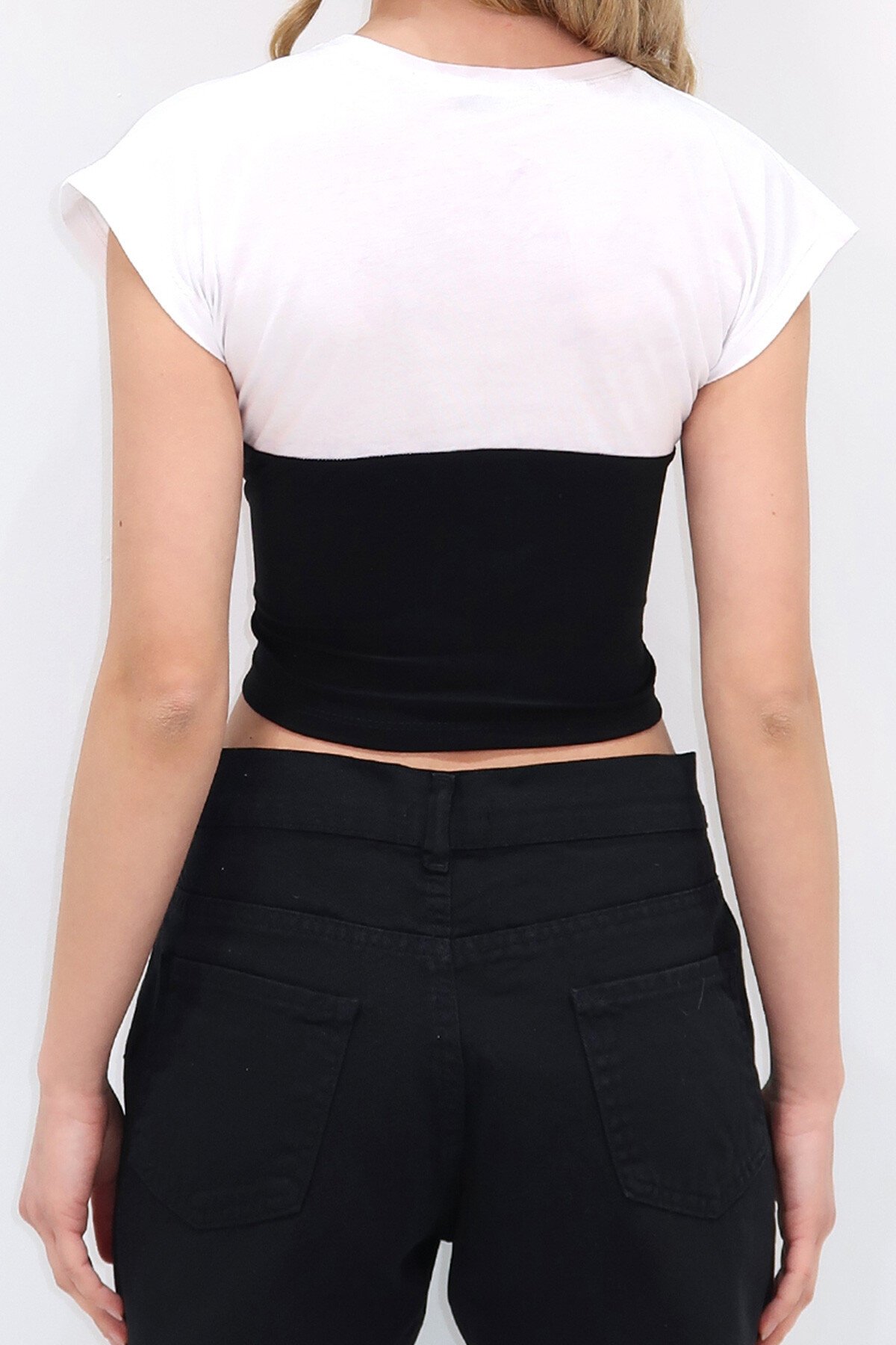 Beyaz Siyah Bisiklet Yaka Renk Bloklu Bluz