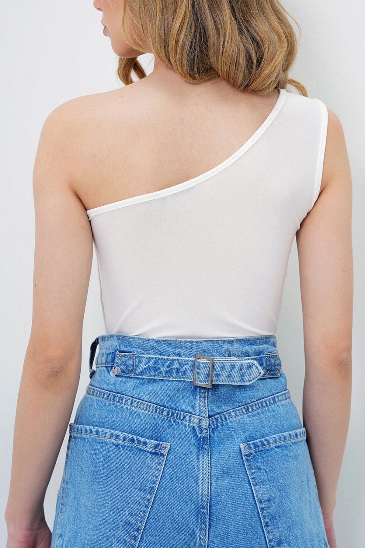 Beyaz Tek Omuz Kendinden Gül Detaylı Sandy Bluz