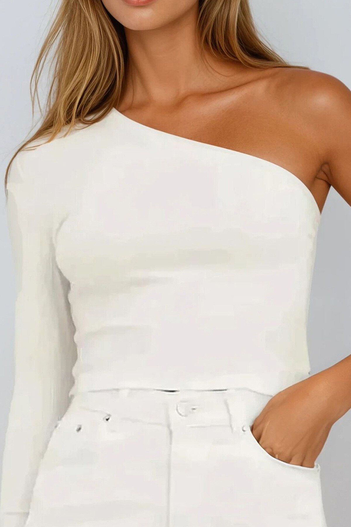 Beyaz Tek Omuzu Açık Fitilli Örme Bluz