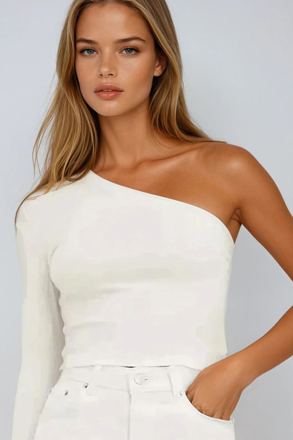 Beyaz Tek Omuzu Açık Fitilli Örme Bluz