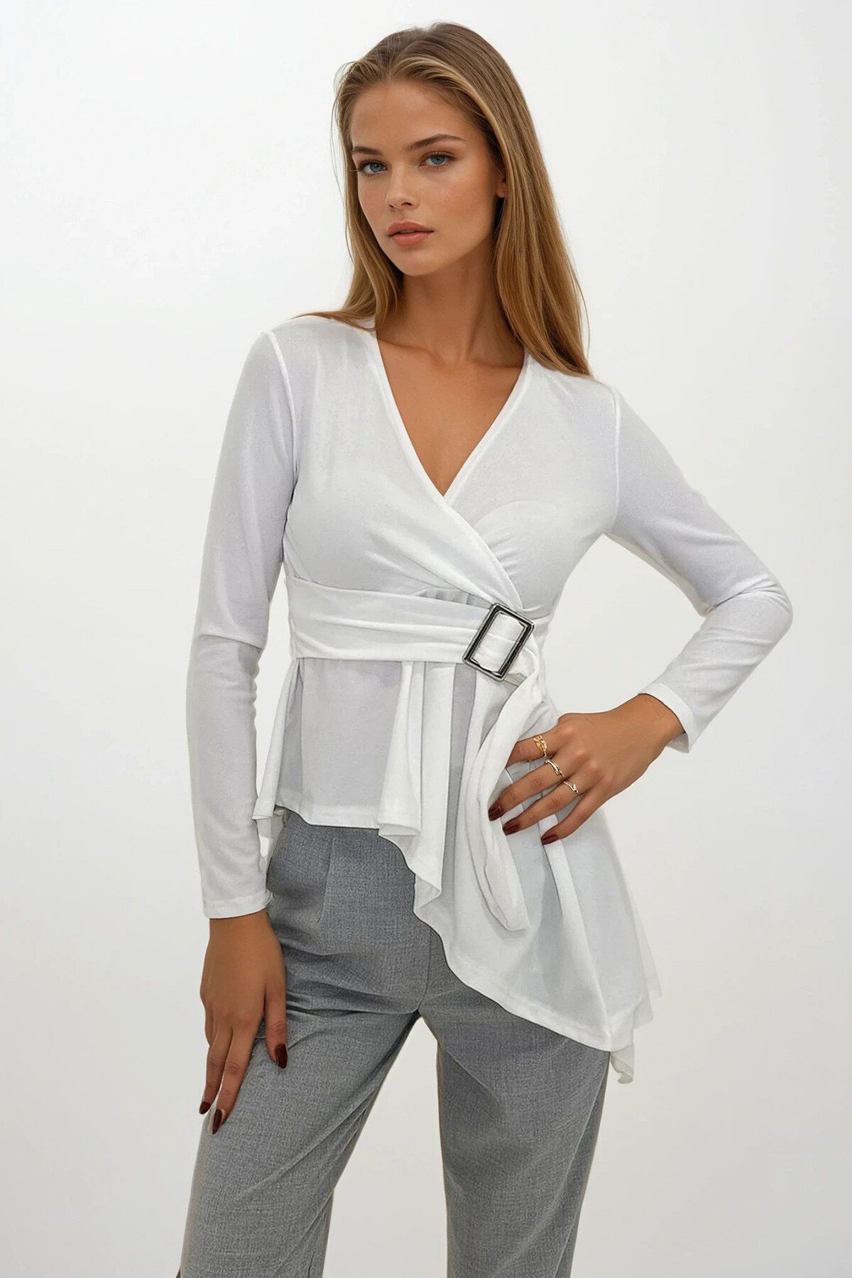 Beyaz V Yaka Asimetrik Kesim Beli Kemer Detaylı Kruvaze Sandy Bluz