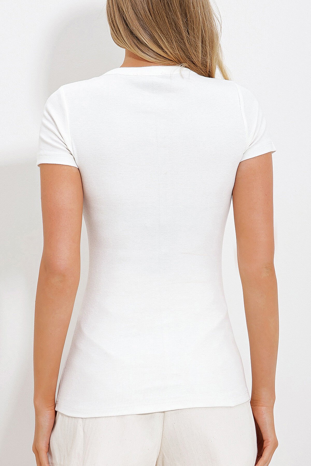 Beyaz V Yaka Çıt Çıt Kapamalı Bluz