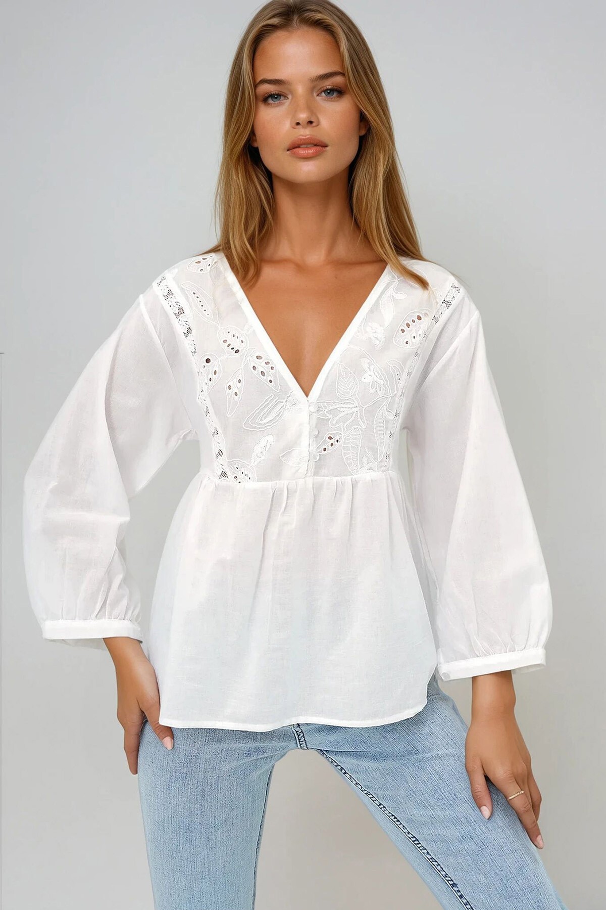 Beyaz V Yaka Düğme Detaylı Robası Nakışlı Dokuma Bluz