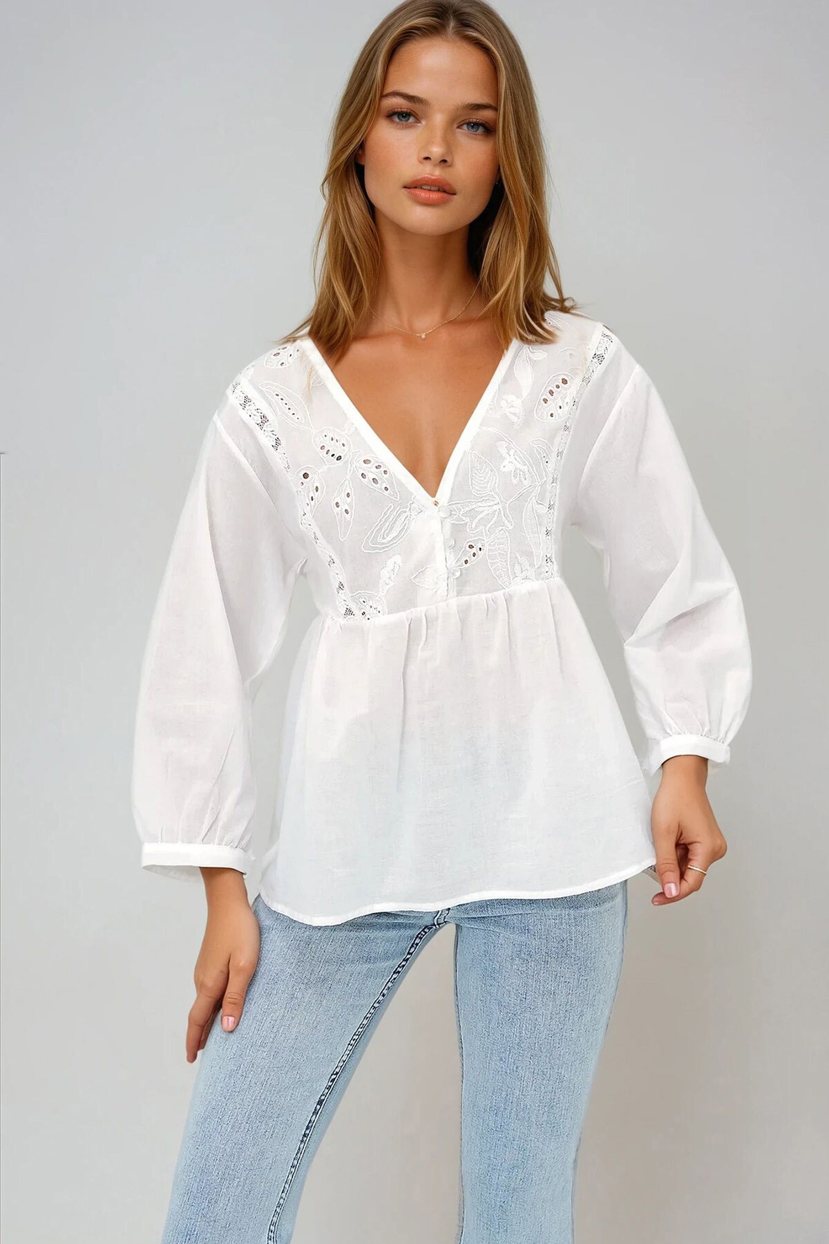 Beyaz V Yaka Düğme Detaylı Robası Nakışlı Dokuma Bluz