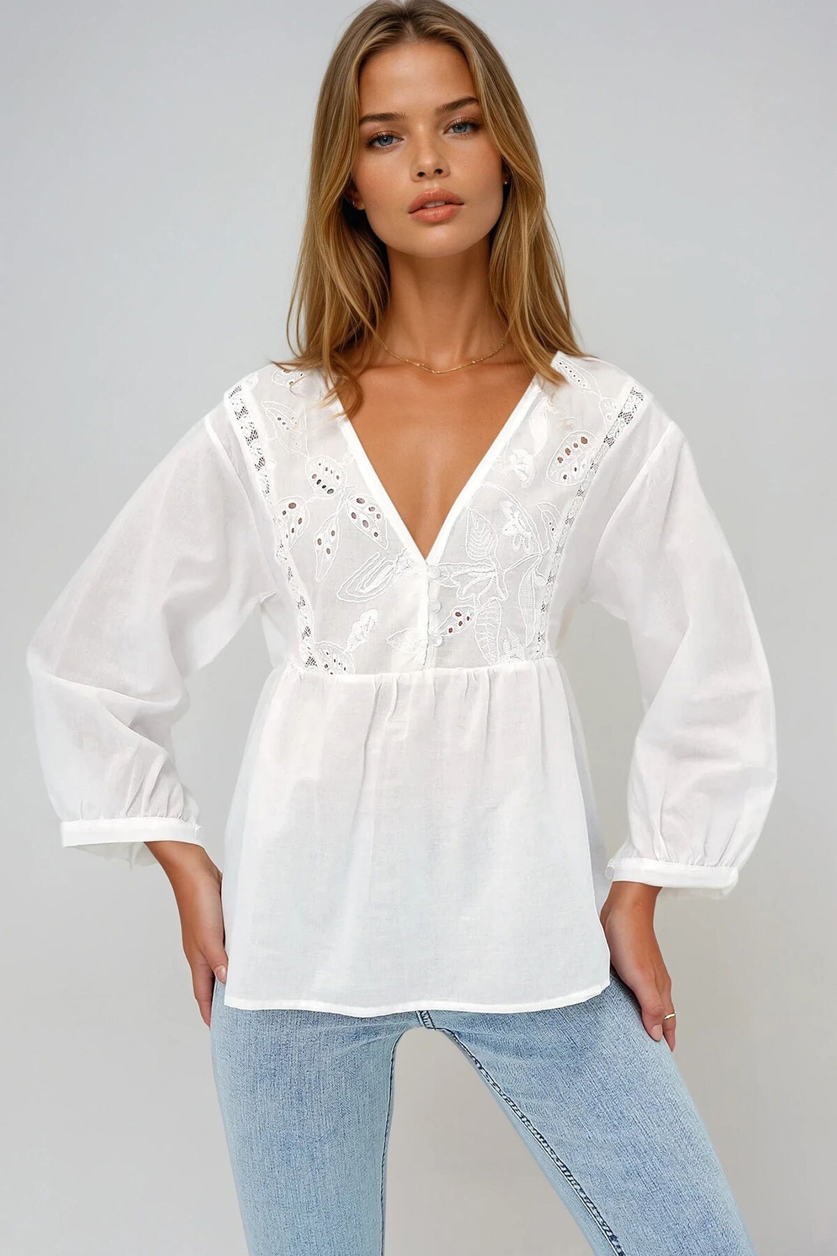 Beyaz V Yaka Düğme Detaylı Robası Nakışlı Dokuma Bluz