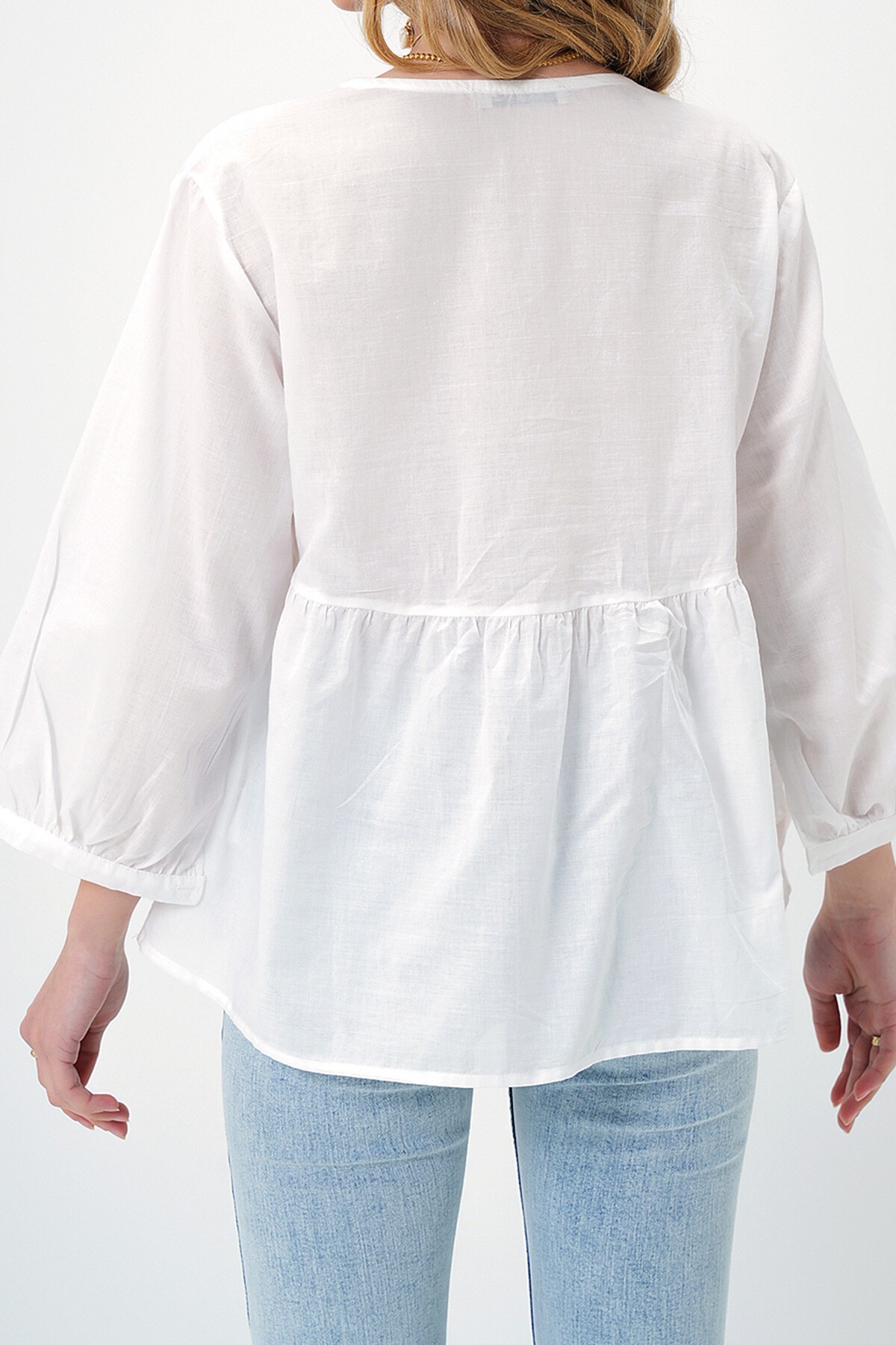 Beyaz V Yaka Düğme Detaylı Robası Nakışlı Dokuma Bluz