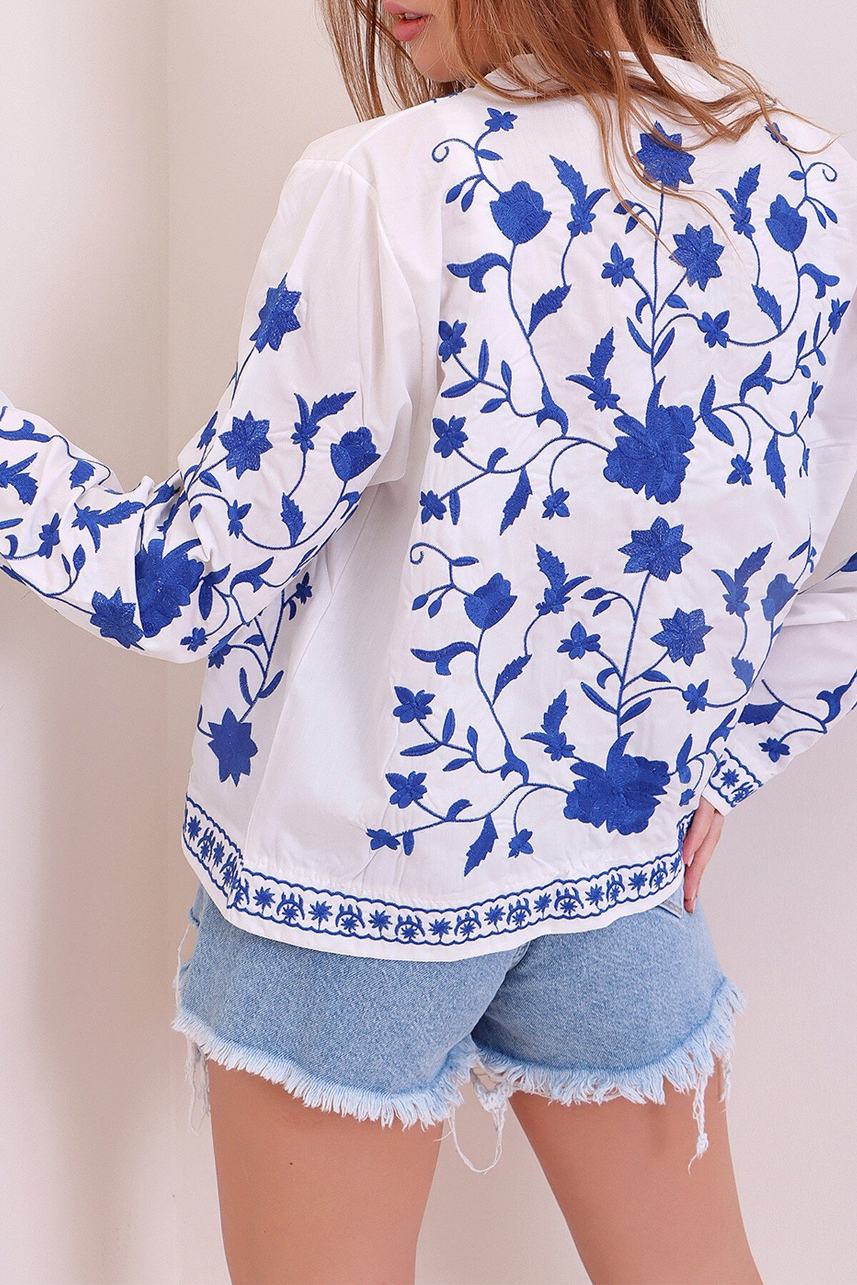 Beyaz V Yaka Full Nakış İşlemeli Önü Düğmeli Poplin Bluz
