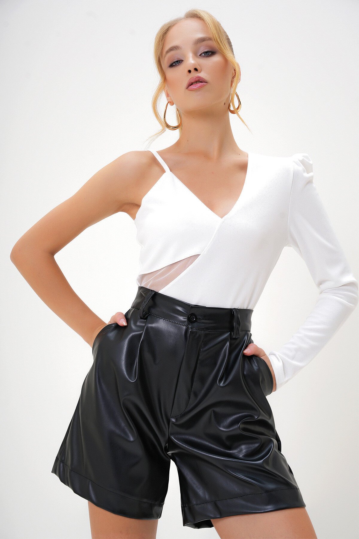 Beyaz V Yaka Prenses Kol Tek Omuz Askılı Cut Out Detaylı Alttan Çıtçıtlı Bluz