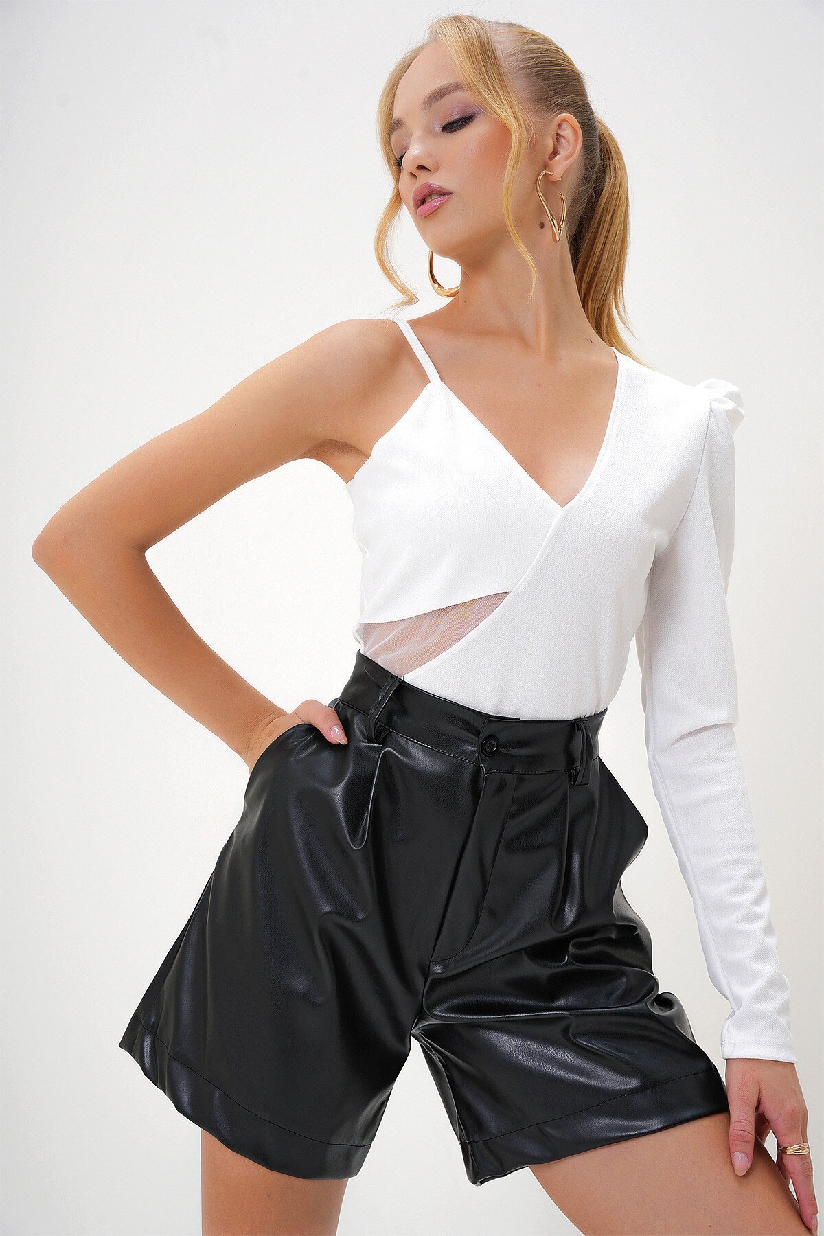 Beyaz V Yaka Prenses Kol Tek Omuz Askılı Cut Out Detaylı Alttan Çıtçıtlı Bluz