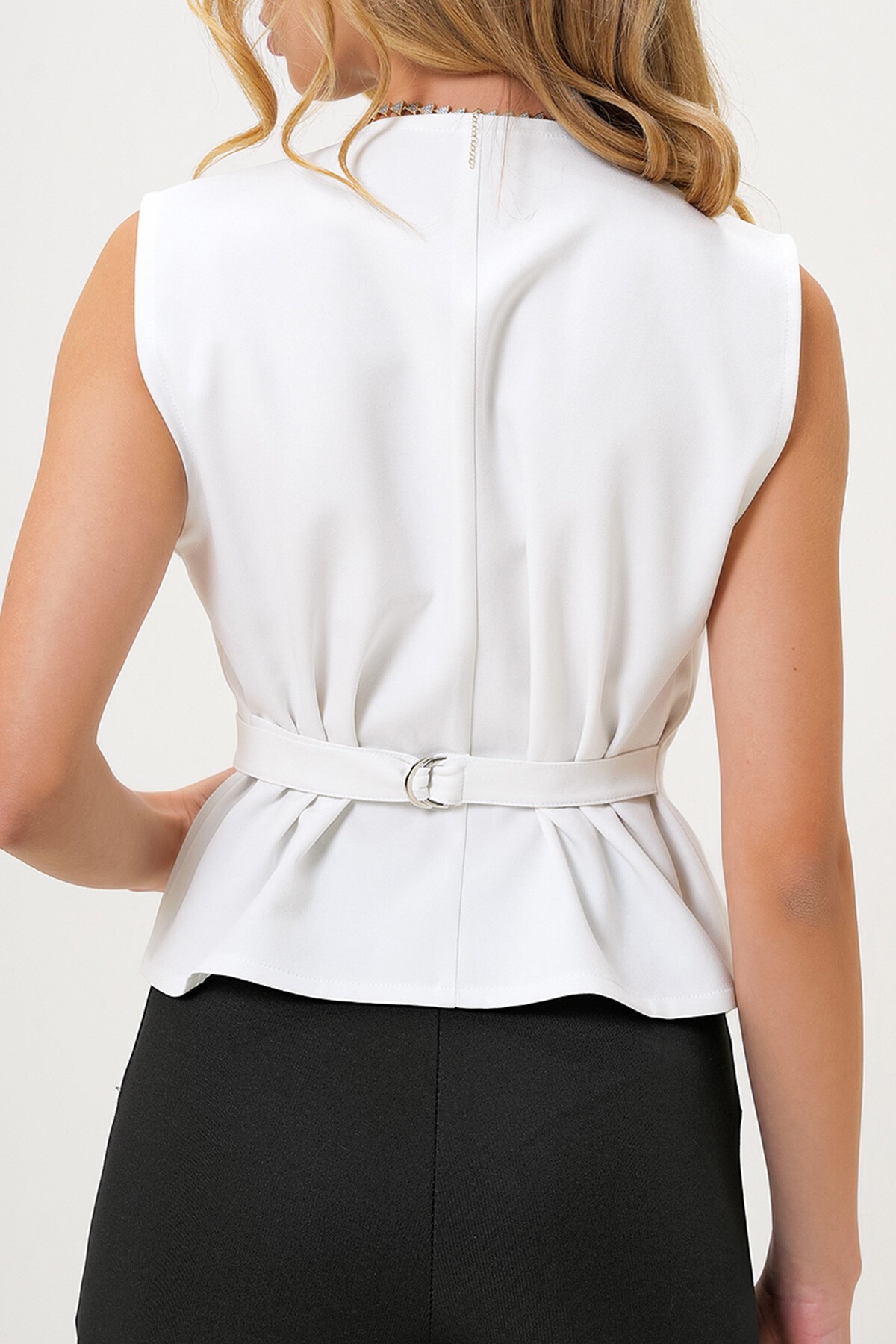 Beyaz Vücuda Oturan Ayarlanabilir Dokuma Yelek