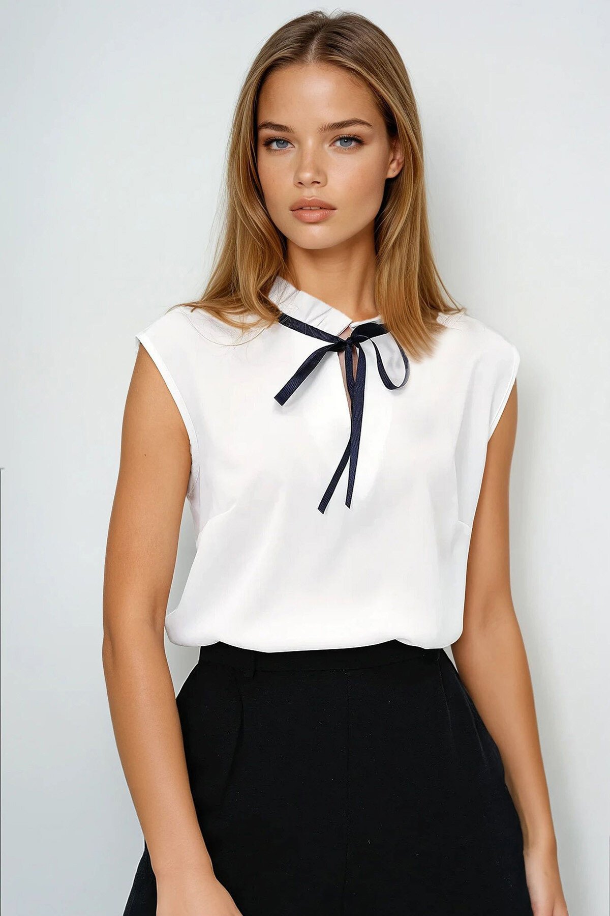 Beyaz Yakası Fırfırlı Fiyonk Detaylı Kolsuz Dokuma Bluz