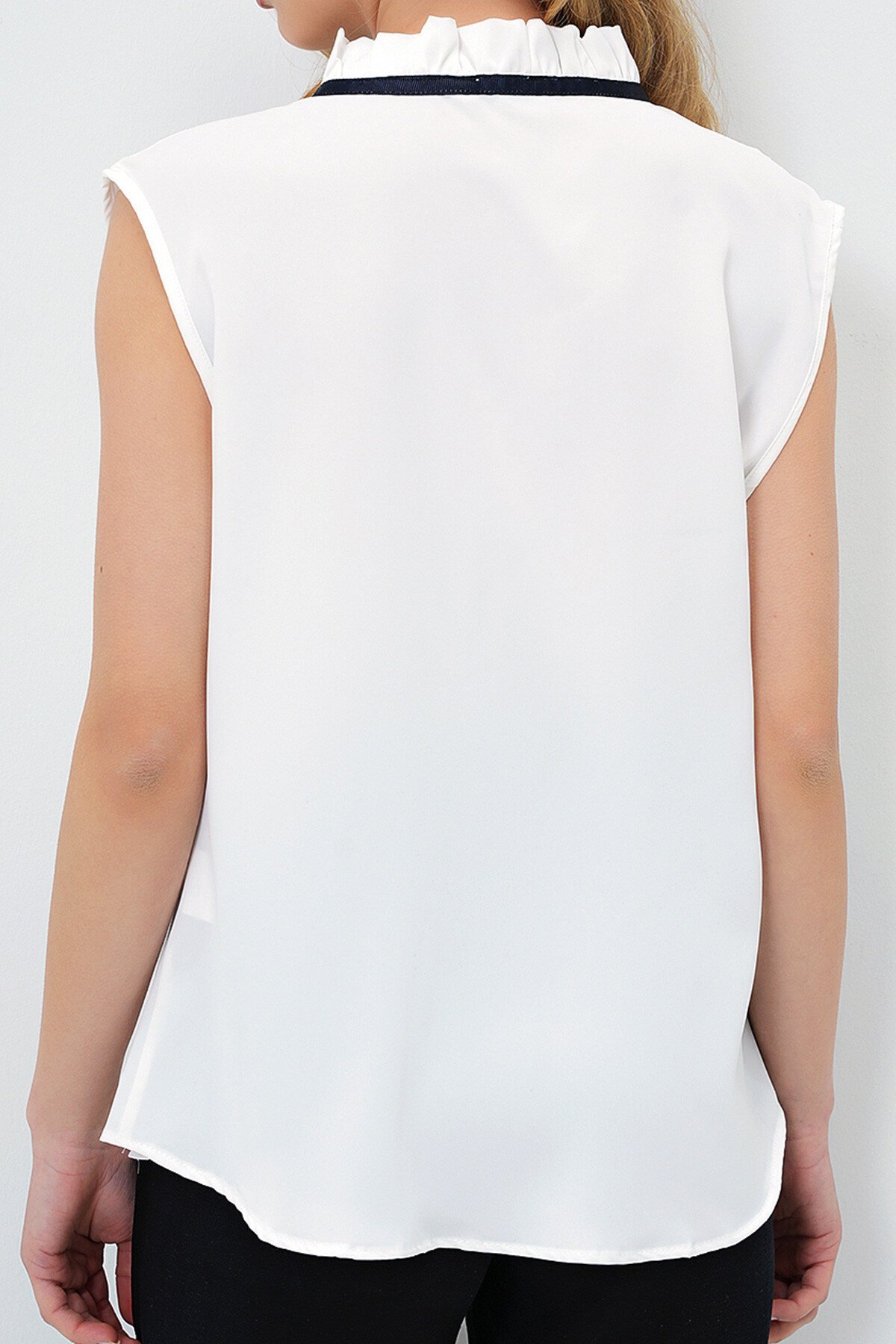 Beyaz Yakası Fırfırlı Fiyonk Detaylı Kolsuz Dokuma Bluz