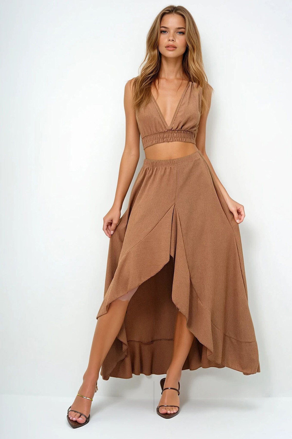 Bisküvi Derin Kruvaze Yaka Omuz Bağlama Detaylı Crop Bluz Ve Volanlı Yırtmaçlı Etek Takım