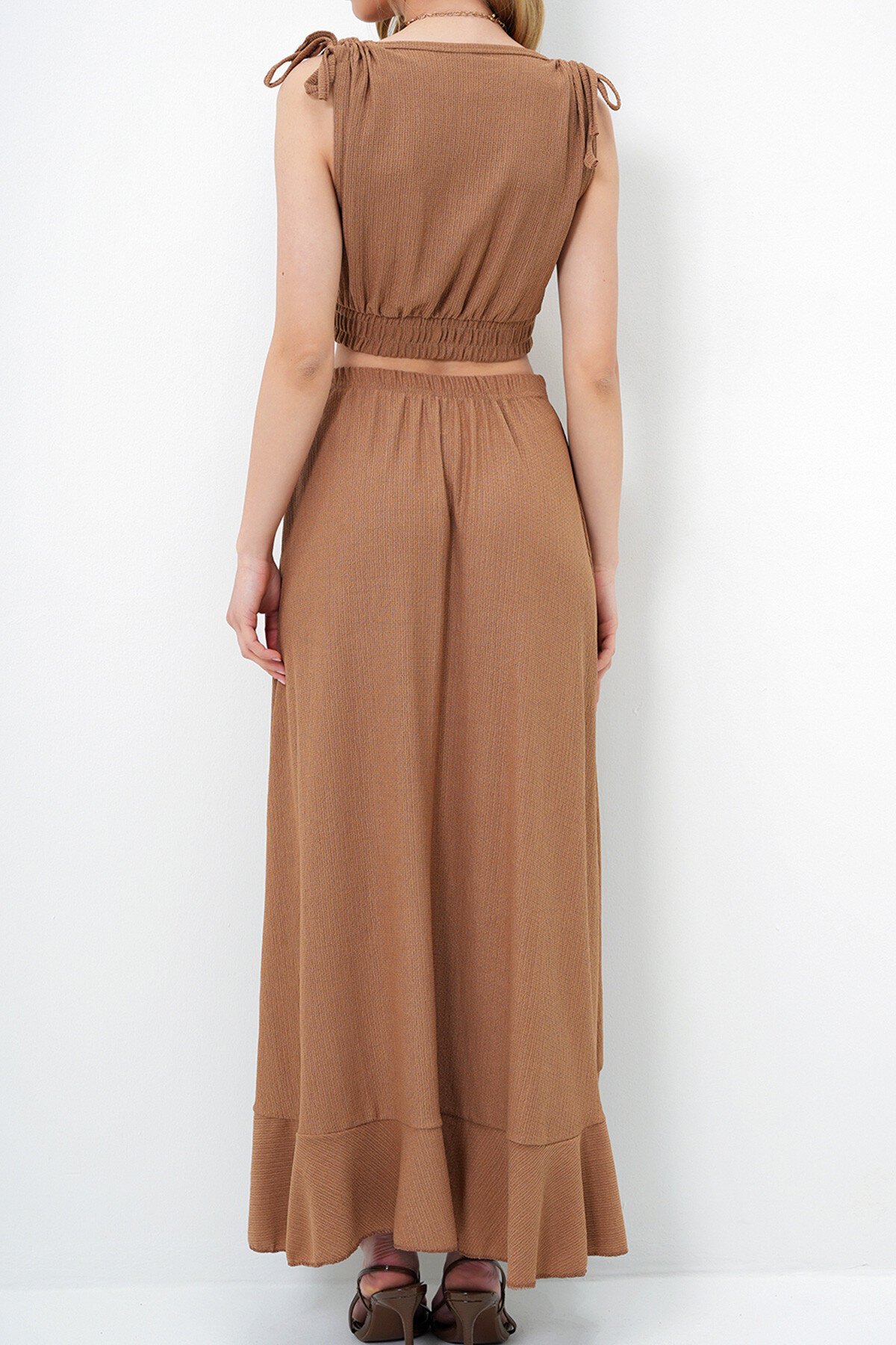 Bisküvi Derin Kruvaze Yaka Omuz Bağlama Detaylı Crop Bluz Ve Volanlı Yırtmaçlı Etek Takım