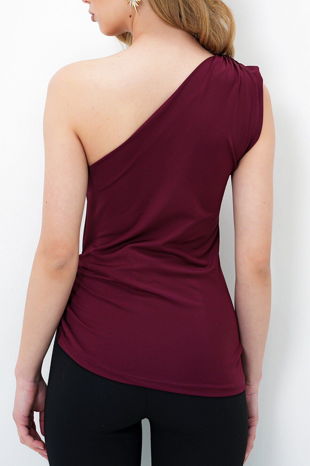 Bordo Asimetrik Yaka Tek Omuz Beli Metal Aksesuarlı Drapeli Bluz