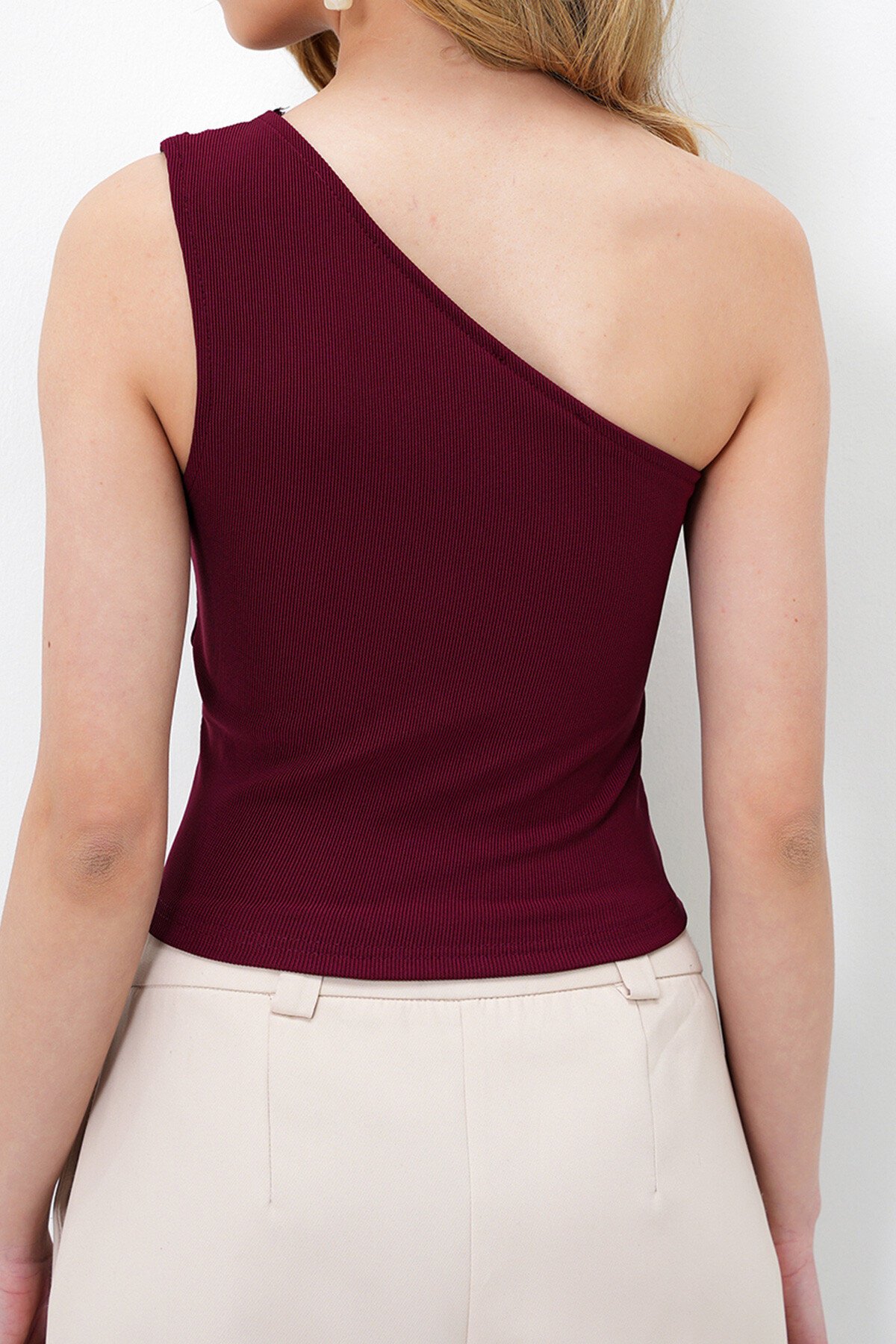 Bordo Asimetrik Yaka Tek Omuz Metal Aksesuarlı Ottoban Bluz