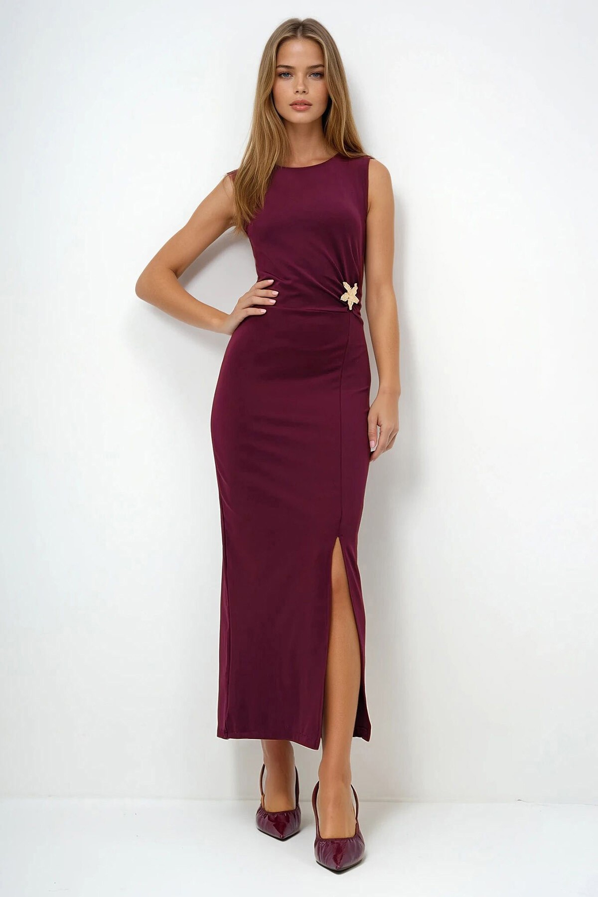 Bordo Bisiklet Yaka Beli Büzgülü Metal Aksesuarlı Kolsuz Elbise