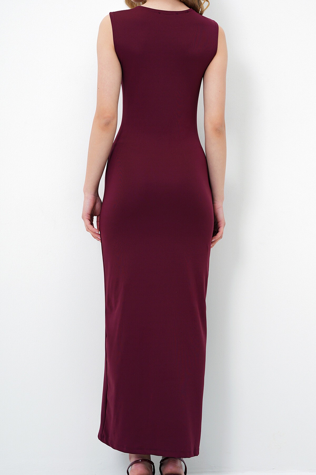 Bordo Bisiklet Yaka Beli Büzgülü Metal Aksesuarlı Kolsuz Elbise