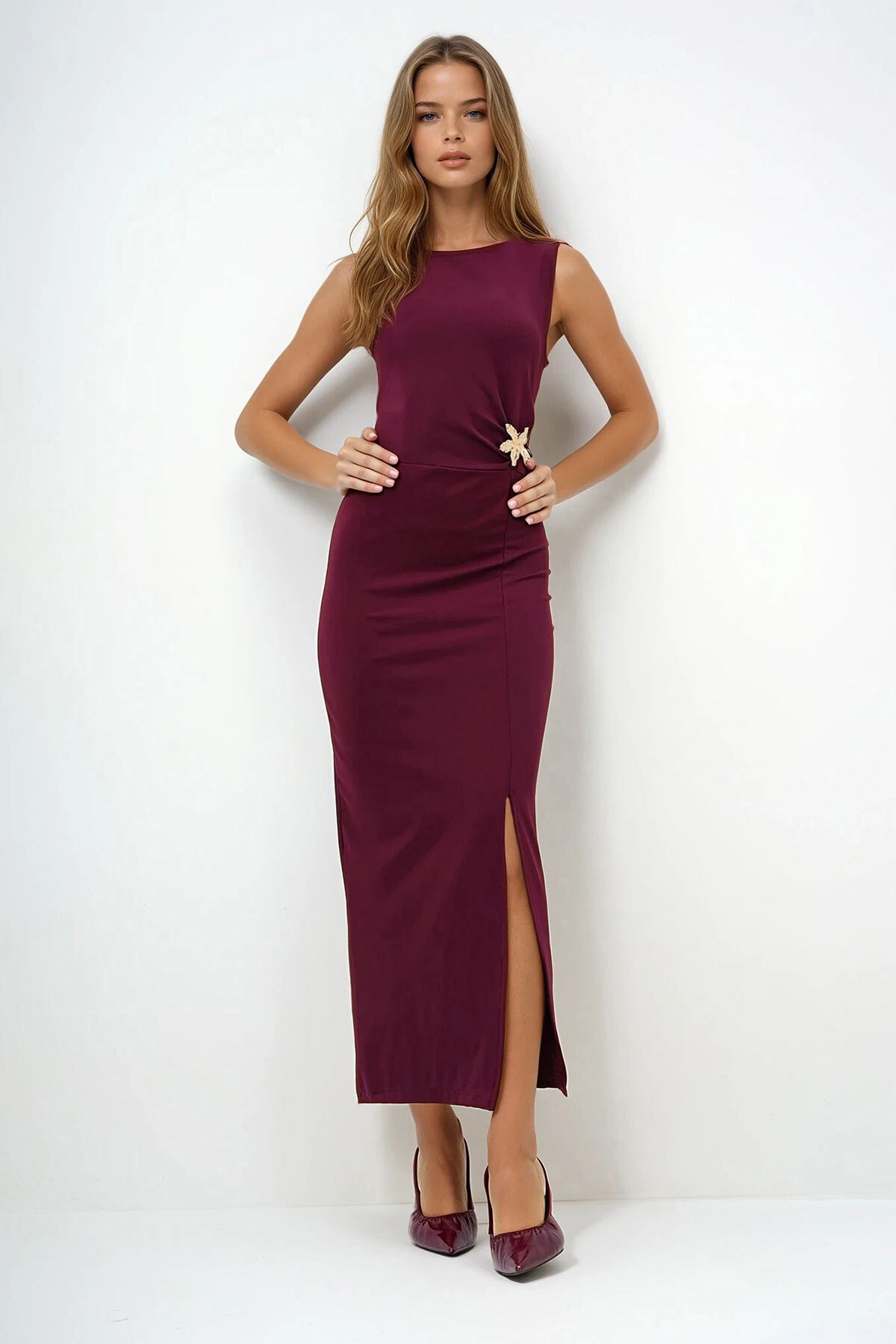 Bordo Bisiklet Yaka Beli Büzgülü Metal Aksesuarlı Kolsuz Elbise