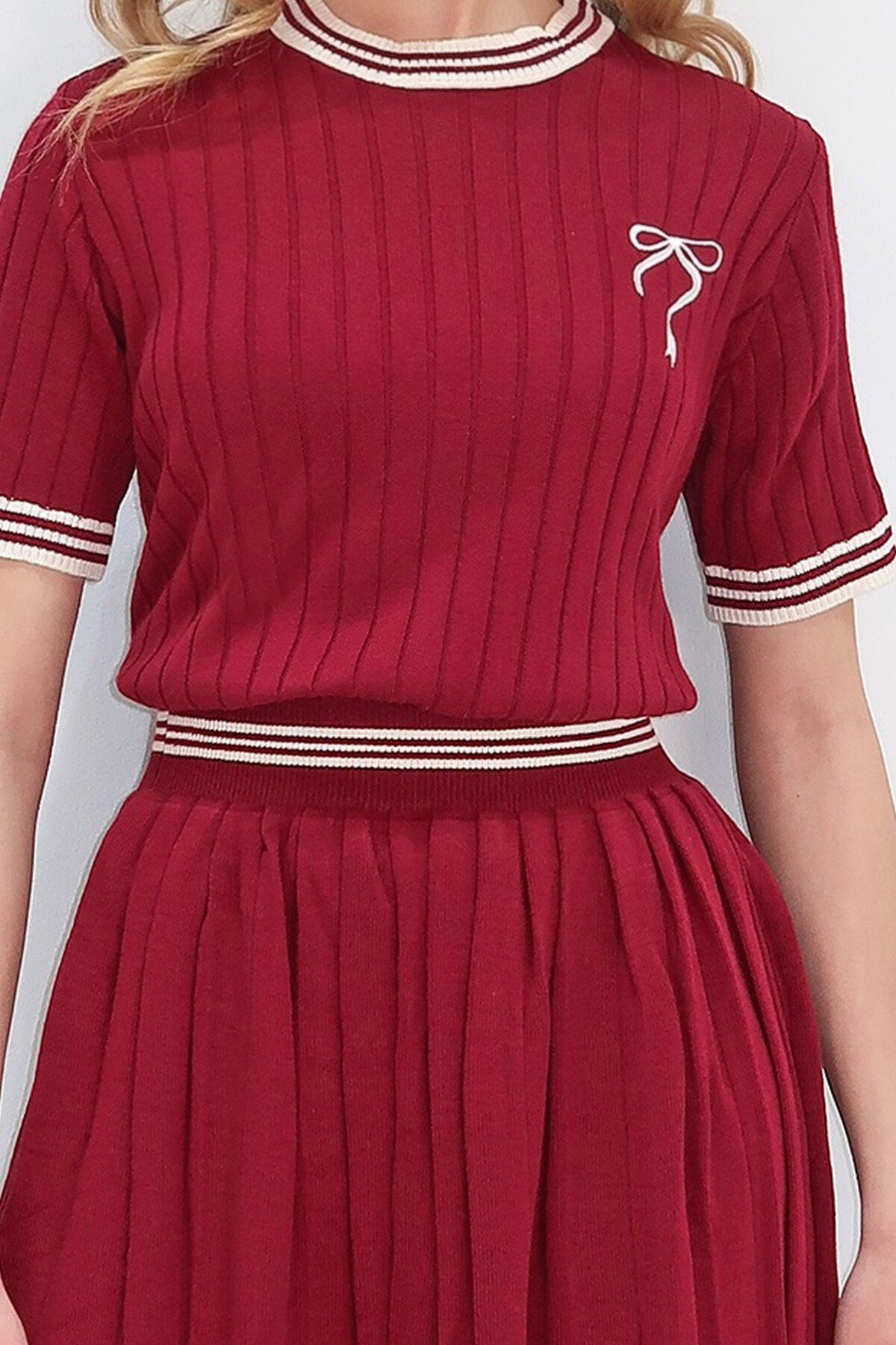 Bordo Bisiklet Yaka Nakışlı Triko Vluz Ve Mini Etek Takım