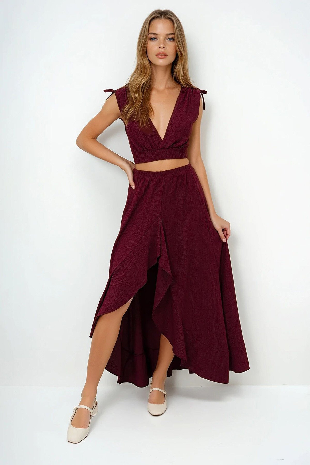 Bordo Derin Kruvaze Yaka Omuz Bağlama Detaylı Crop Bluz Ve Volanlı Yırtmaçlı Etek Takım