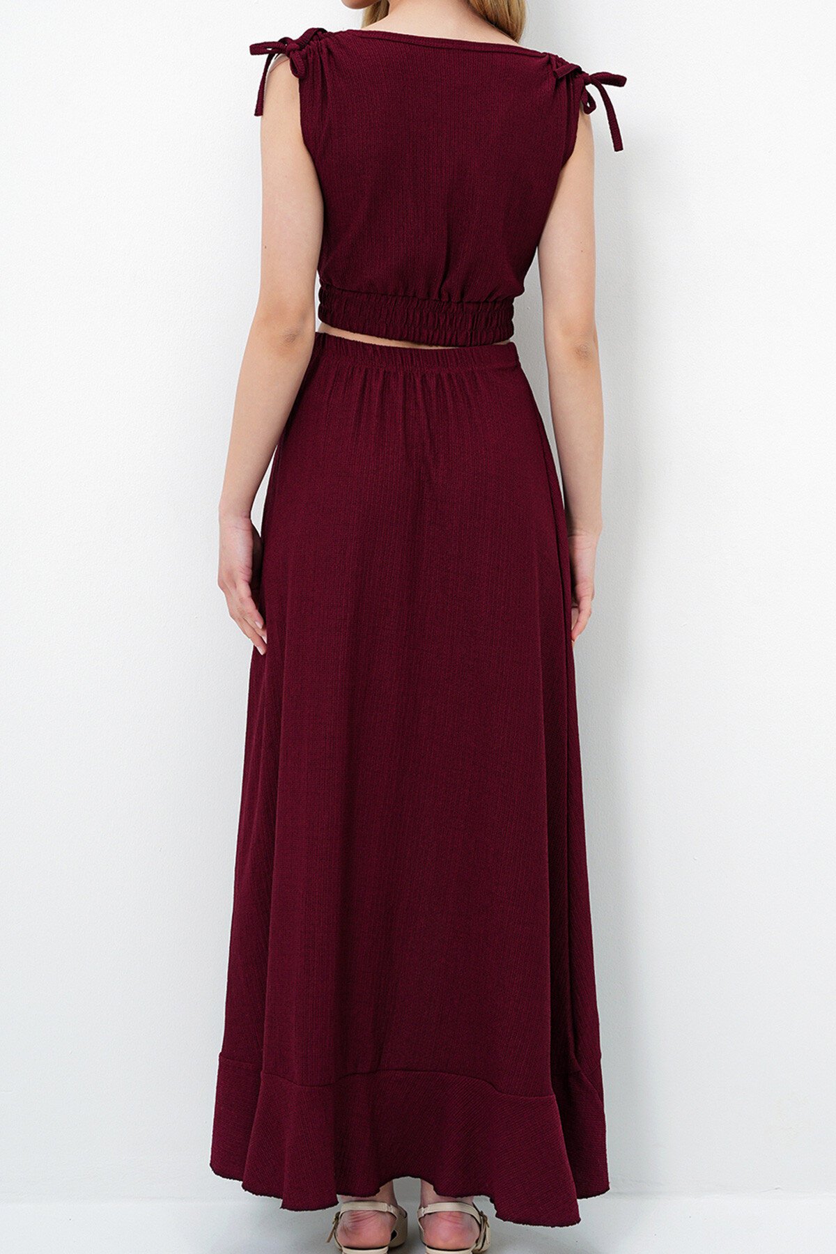 Bordo Derin Kruvaze Yaka Omuz Bağlama Detaylı Crop Bluz Ve Volanlı Yırtmaçlı Etek Takım