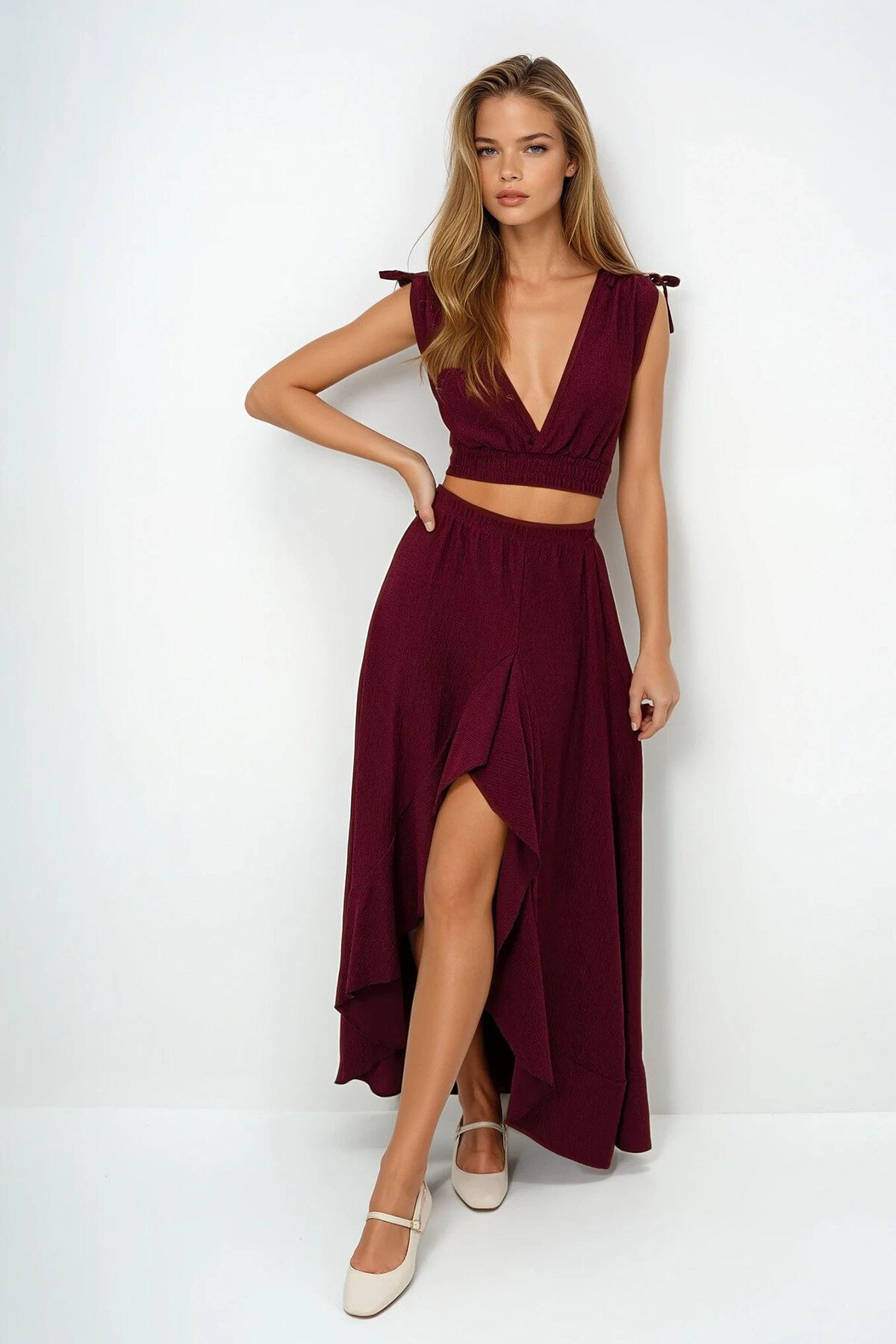 Bordo Derin Kruvaze Yaka Omuz Bağlama Detaylı Crop Bluz Ve Volanlı Yırtmaçlı Etek Takım