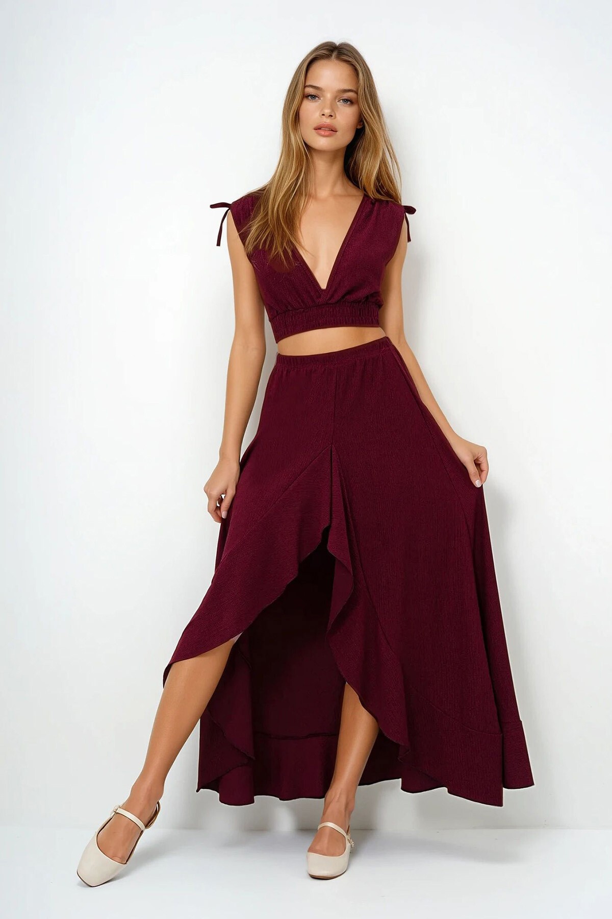 Bordo Derin Kruvaze Yaka Omuz Bağlama Detaylı Crop Bluz Ve Volanlı Yırtmaçlı Etek Takım