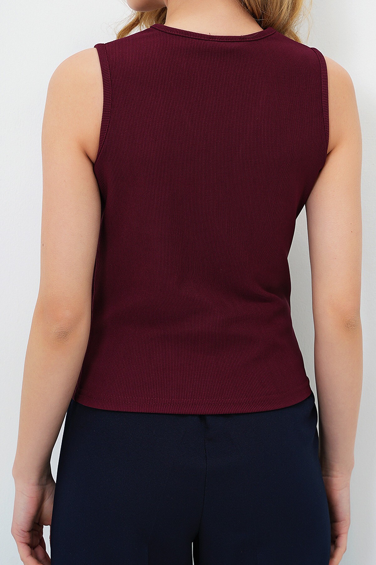 Bordo Derin V Yaka Metal Aksesuarlı Kolsuz Ottoban Bluz