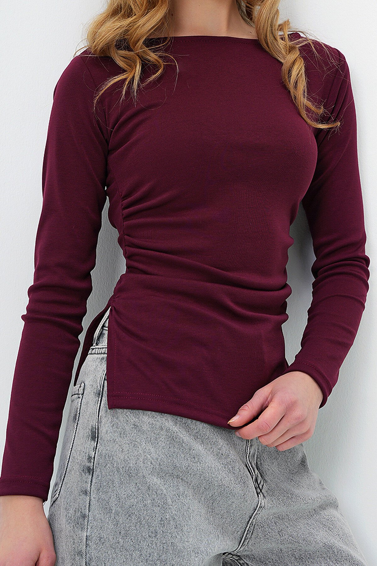 Bordo Geniş Yaka Drapeli Yırtmaçlı Bluz