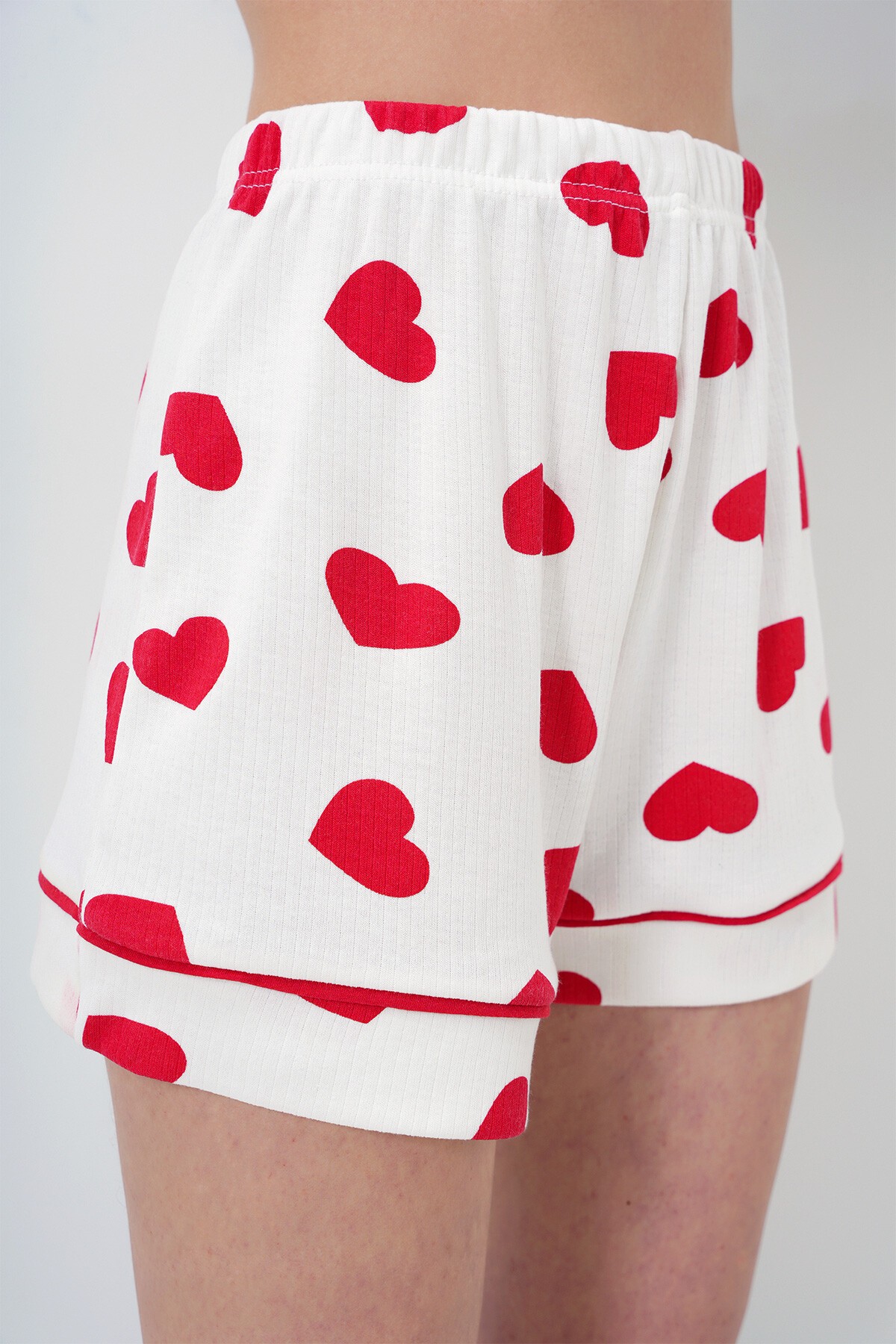 Büyük Kalp Kırmızı Tek Cepli Biye Detaylı Pamuklu Gömlek Ve Şortlu Pijama Takımı