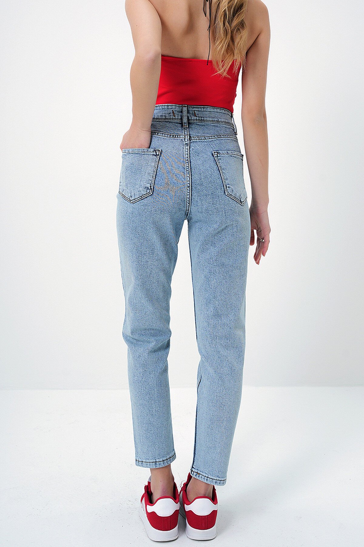 Buz Mavi Normal Bel Dar Paça Yıkamalı Mom Jean