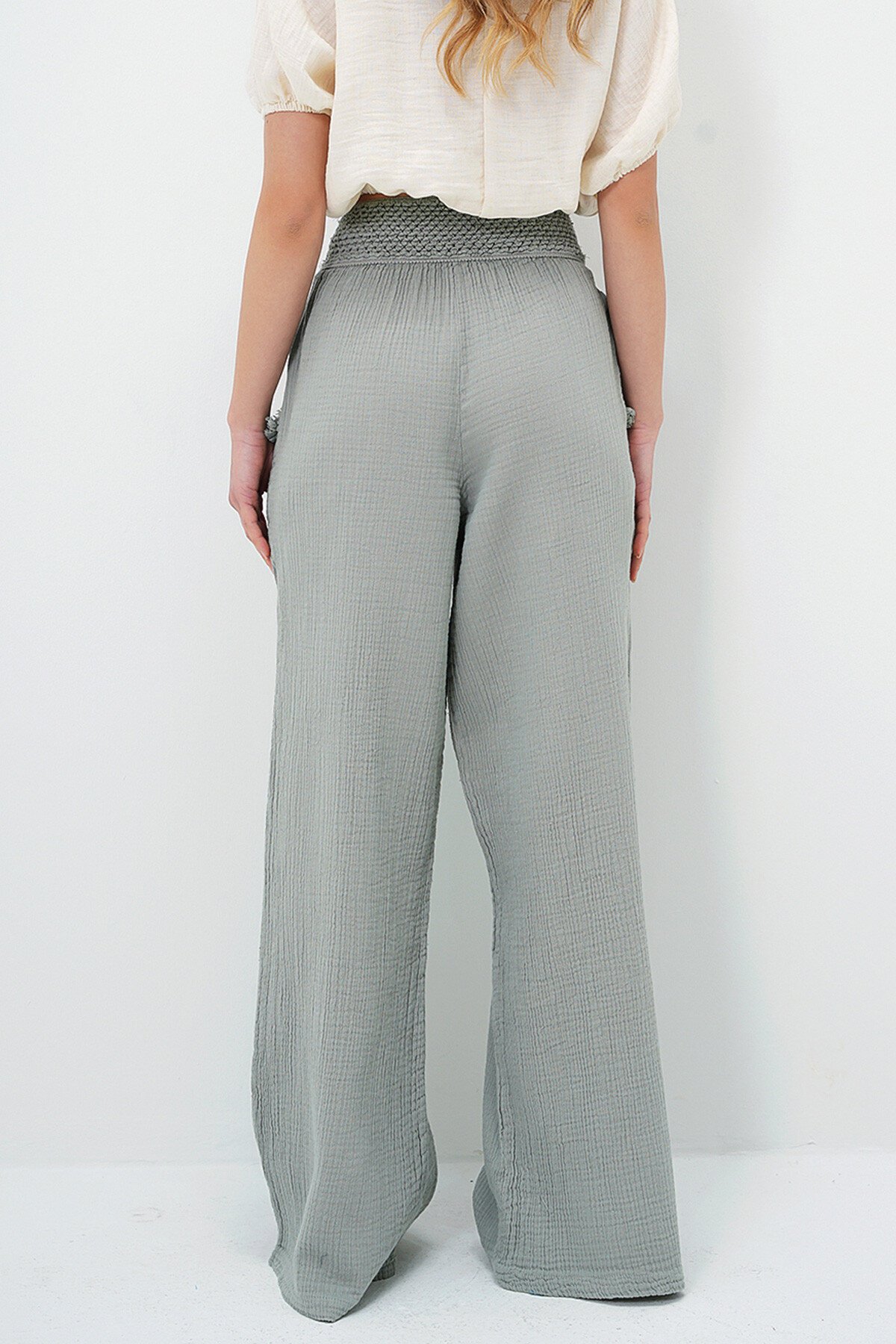 Çağla Yeşili Çift Cepli Beli Örgü Detaylı Müslin Kumaş Pantolon