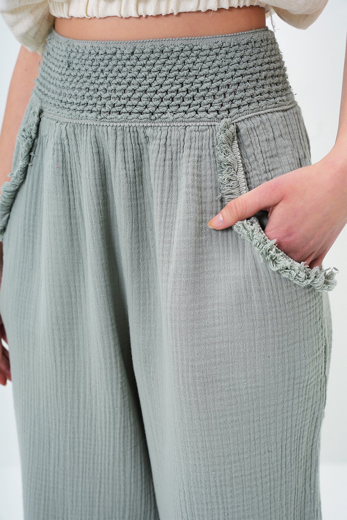 Çağla Yeşili Çift Cepli Beli Örgü Detaylı Müslin Kumaş Pantolon