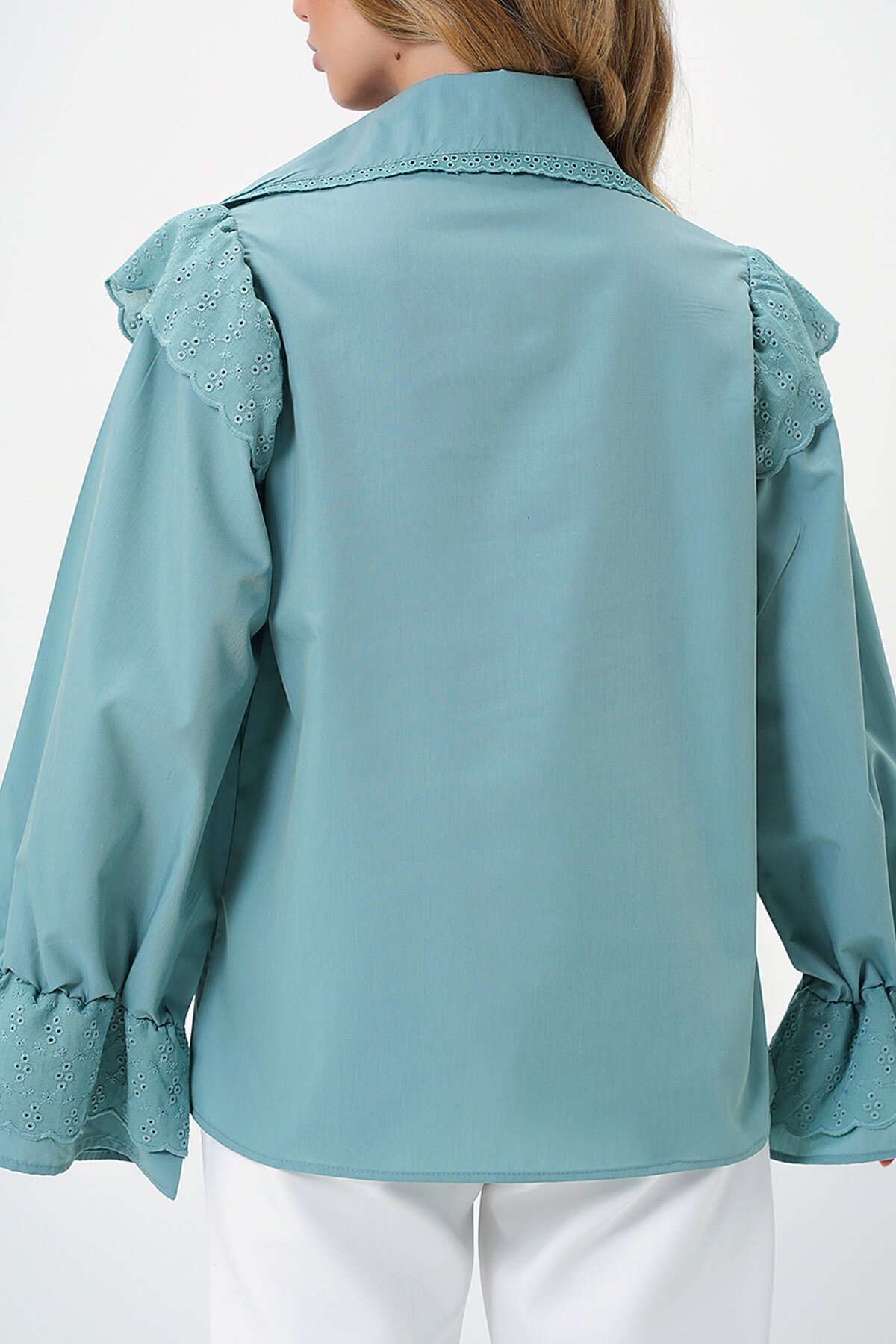 Çağla Yeşili Yakası Fisto İşlemeli Balon Kol Nakışlı Poplin Gömlek