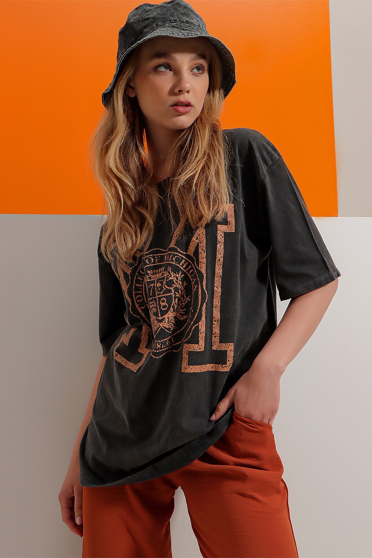 Camel-Antrasit Bisiklet Yaka Dijital Baskılı Yıkamalı Oversize T-Shirt