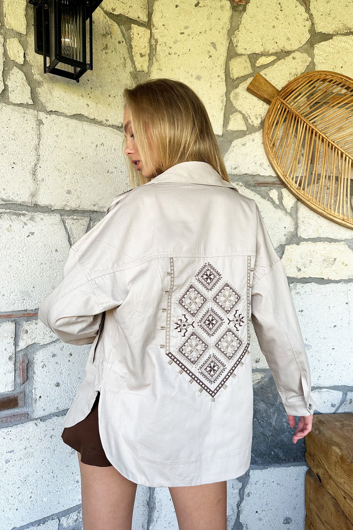 Bej Çift Cepli Omuzları Ve Sırtı Nakışlı Çıtçıt Kapamalı Oversize Gabardin Ceket