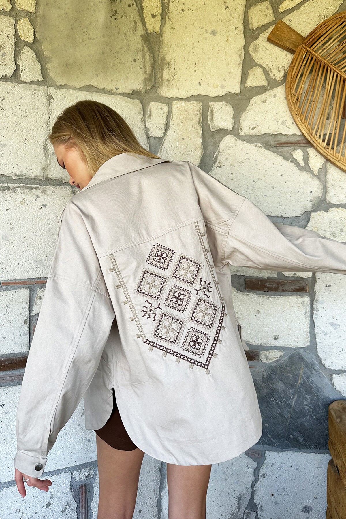 Bej Çift Cepli Omuzları Ve Sırtı Nakışlı Çıtçıt Kapamalı Oversize Gabardin Ceket