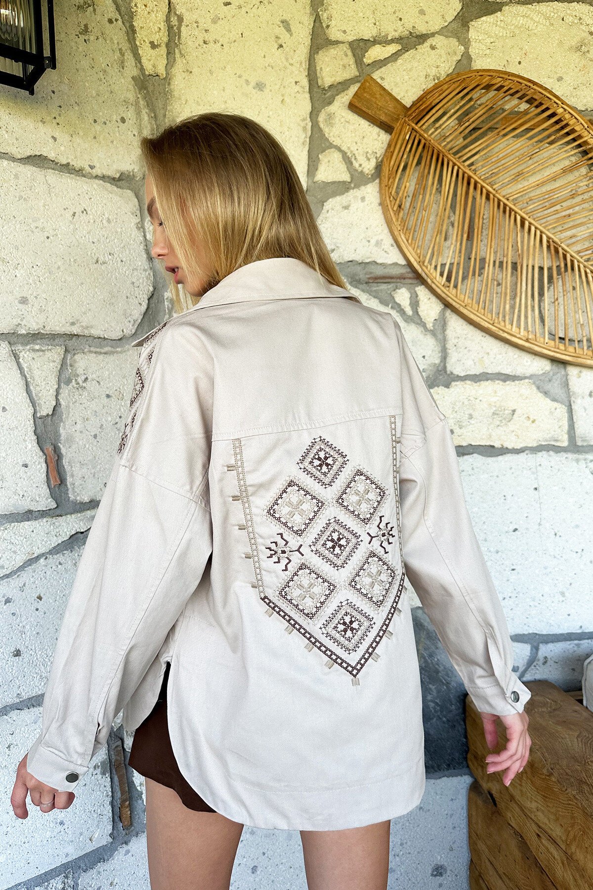 Bej Çift Cepli Omuzları Ve Sırtı Nakışlı Çıtçıt Kapamalı Oversize Gabardin Ceket