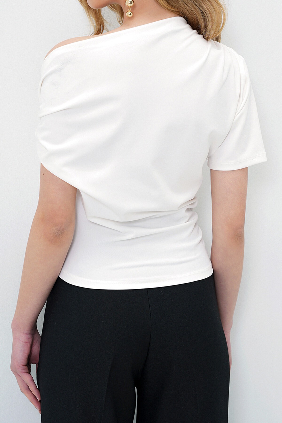 Ekru Asimetrik Yaka Drapeli Omuz Aksesuarlı  Sandy Bluz