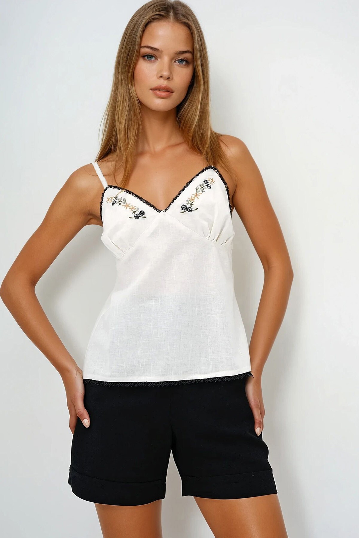 Ekru Ayarlanabilir Askılı Nakış İşlemeli Keten Dokuma Bluz