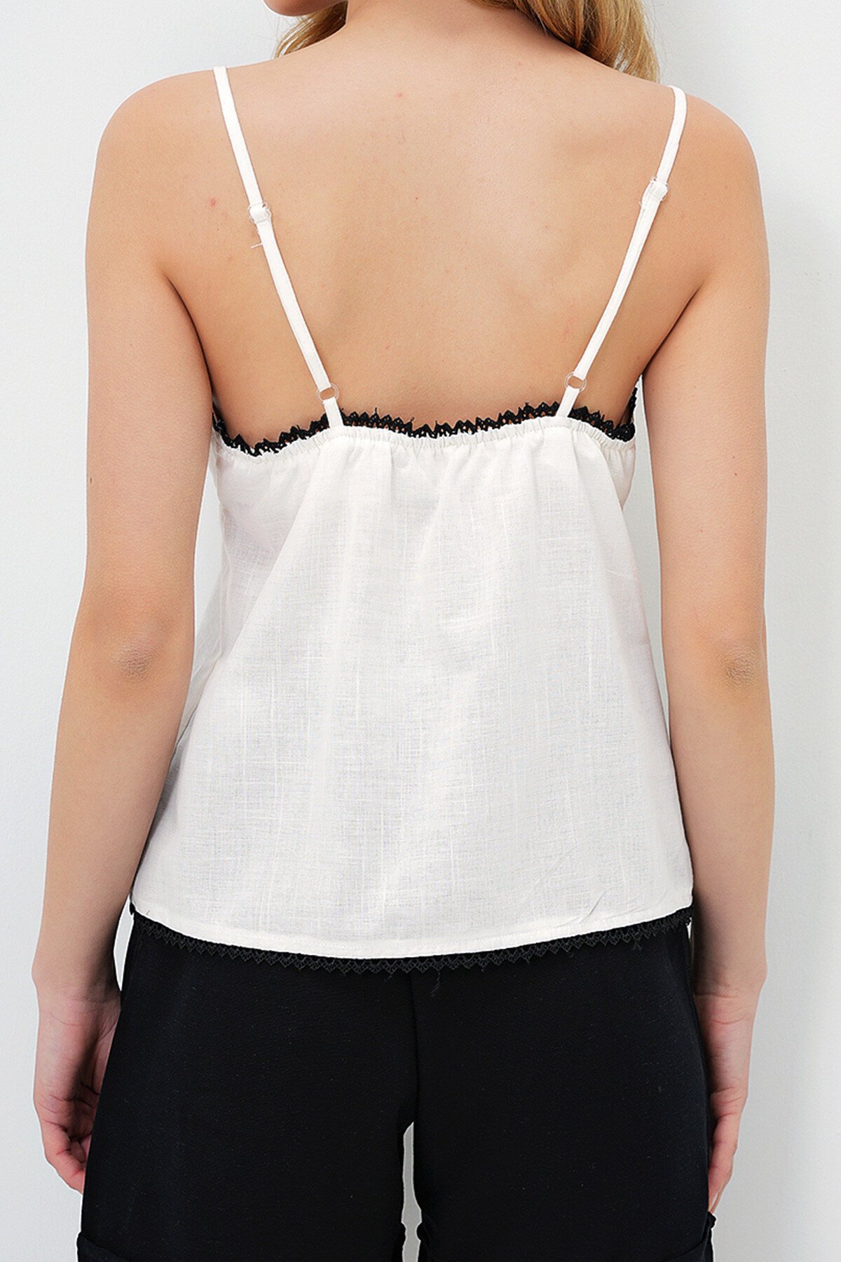 Ekru Ayarlanabilir Askılı Nakış İşlemeli Keten Dokuma Bluz