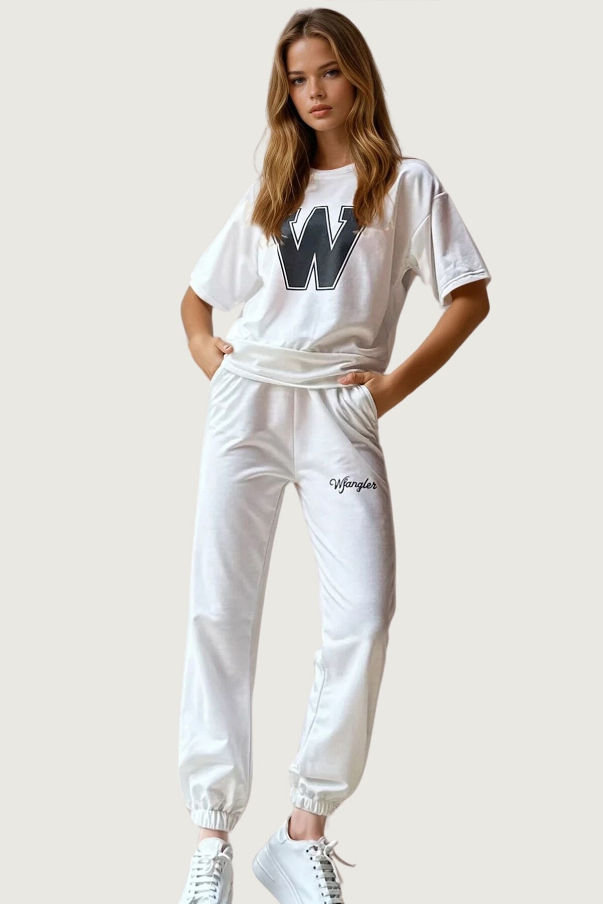 Ekru Baskılı T Shirt Ve Yüksek Bel Jogging Takım