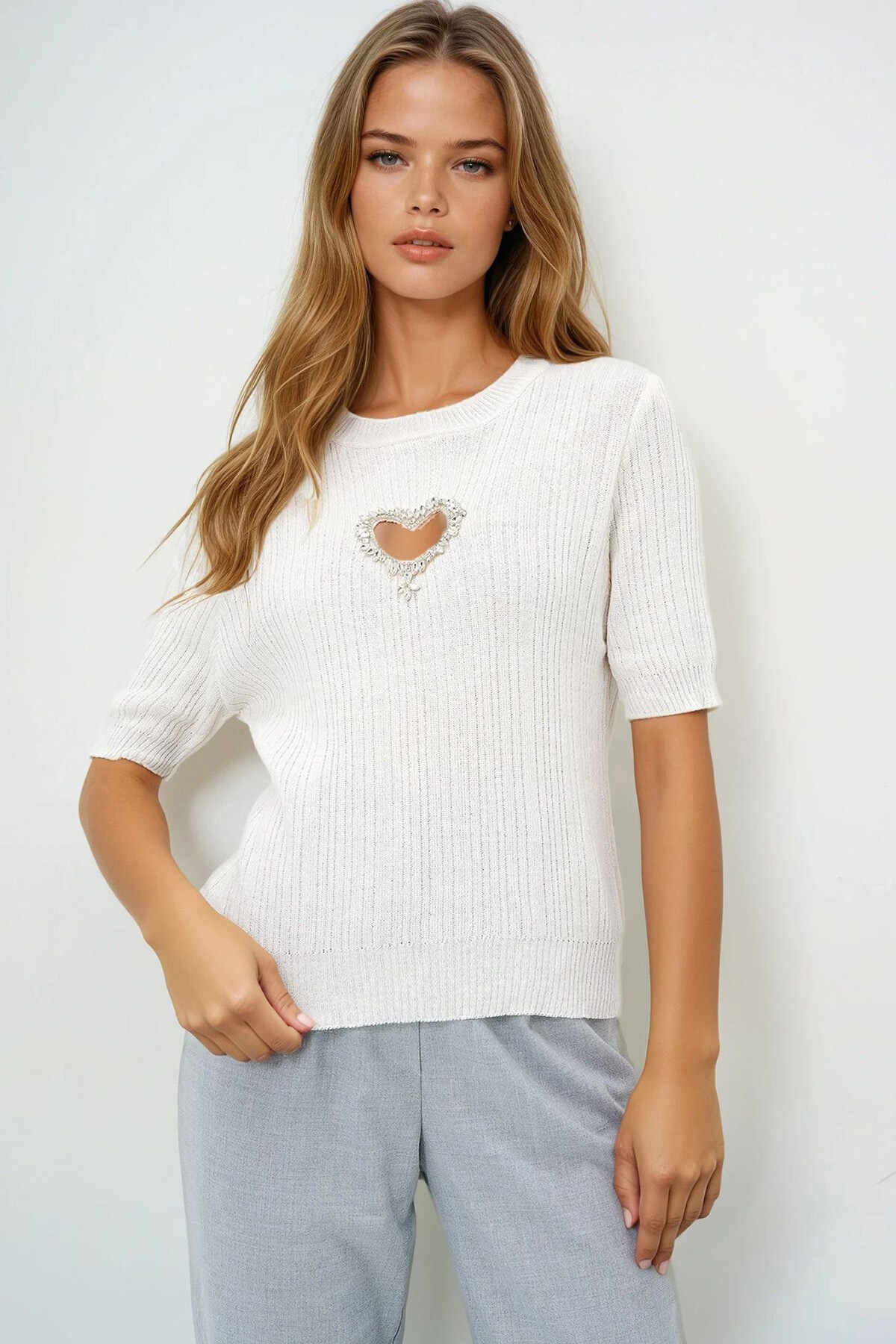 Ekru Bisiklet Yaka Kalp Taş İşlemeli Yazlık Triko Bluz