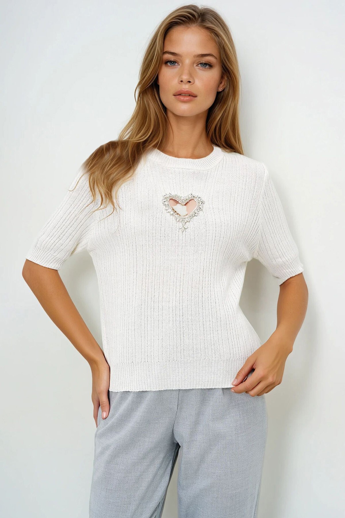 Ekru Bisiklet Yaka Kalp Taş İşlemeli Yazlık Triko Bluz
