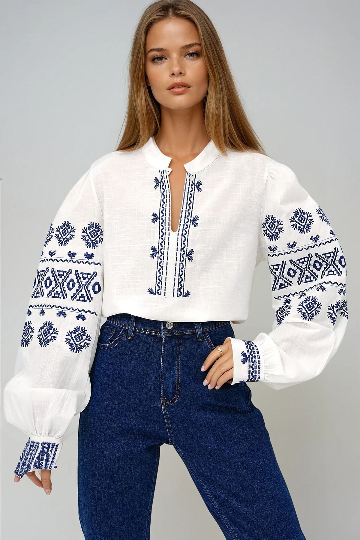 Ekru Dik Yaka Düğme Detaylı Kolları Ve Manşetleri Nakışlı Flam Keten Bluz