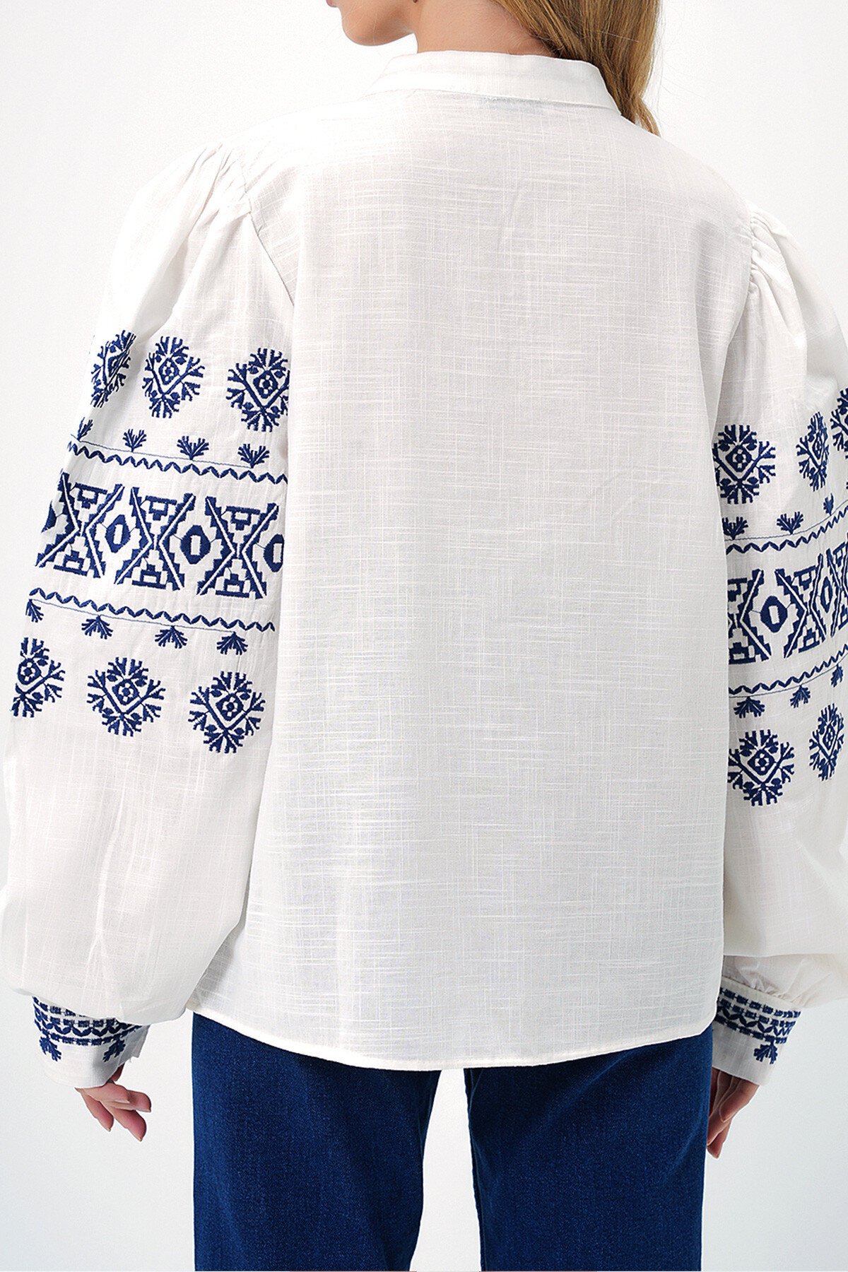 Ekru Dik Yaka Düğme Detaylı Kolları Ve Manşetleri Nakışlı Flam Keten Bluz