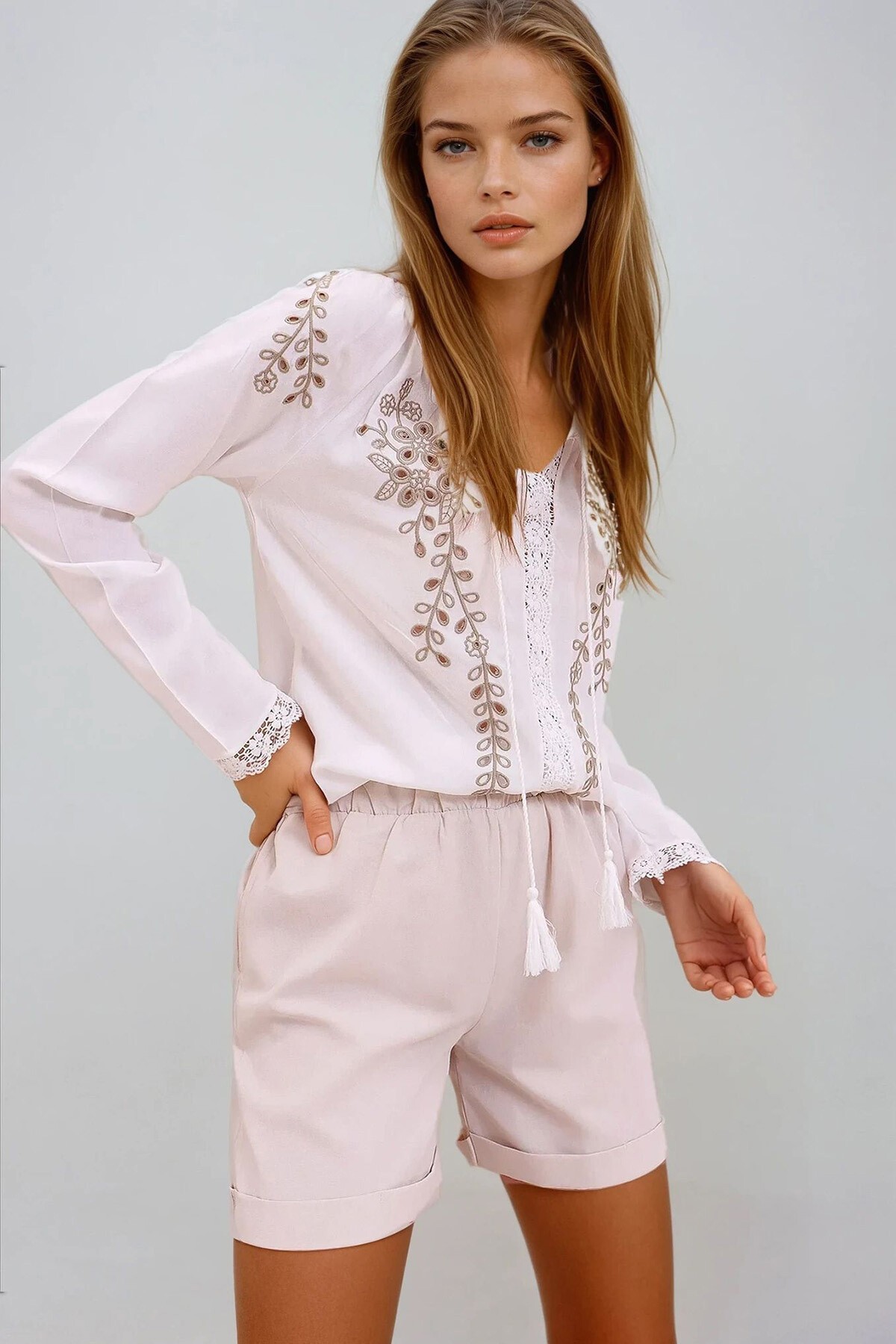 Ekru Hakim Yaka Nakış İşlemeli Fisto Detaylı Pamuk Bluz